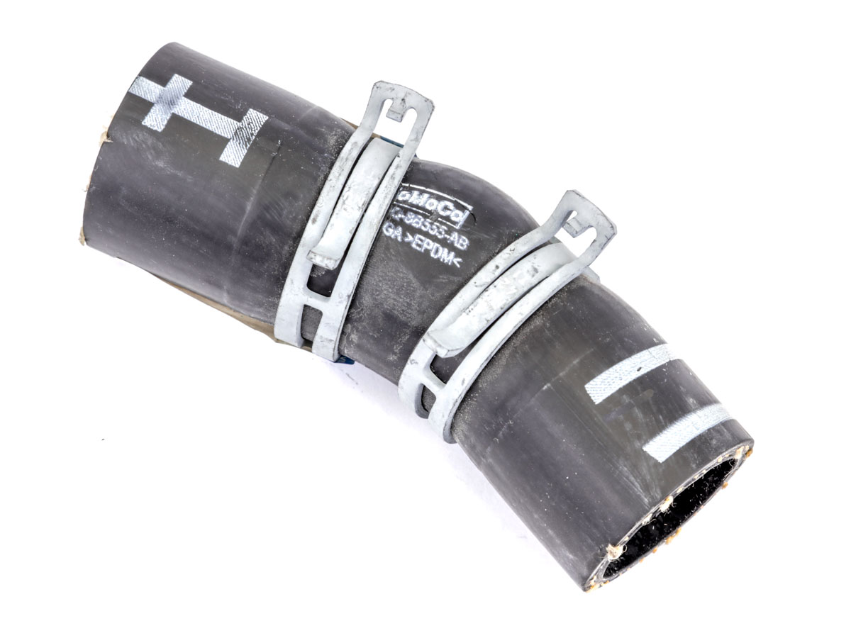 TUBO FLEXIBLE DE REFRIGERANTE ENTRE EL ALOJAMIENTO DEL TERMOSTATO Y EL CODO